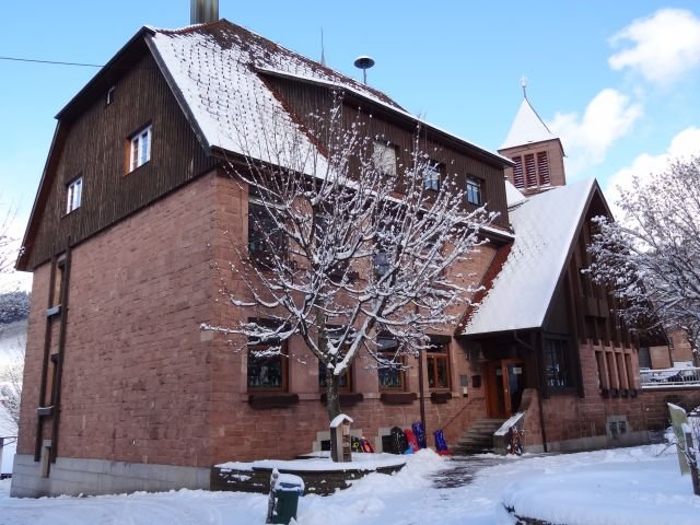 Seebacher Grundschule im Winterkleid