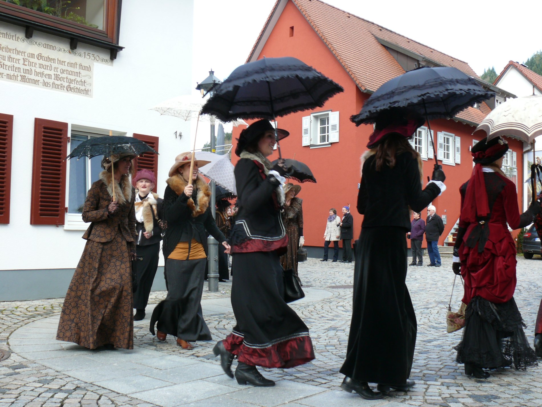 Edle Stoffe und aufwendige Hüte schmücken die holden Damen bei ihrem Umzug / Urheber: Stadt Wolfach