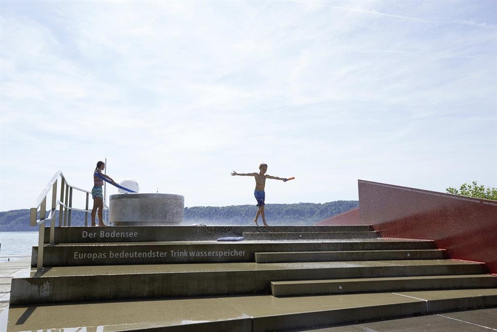 Kinder an der Wassertreppe der Bodensee-Wasserversorgung in Sipplingen