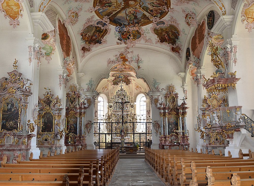 Innenansicht der Schlosskirche mit Chorraum, Seitenaltäre