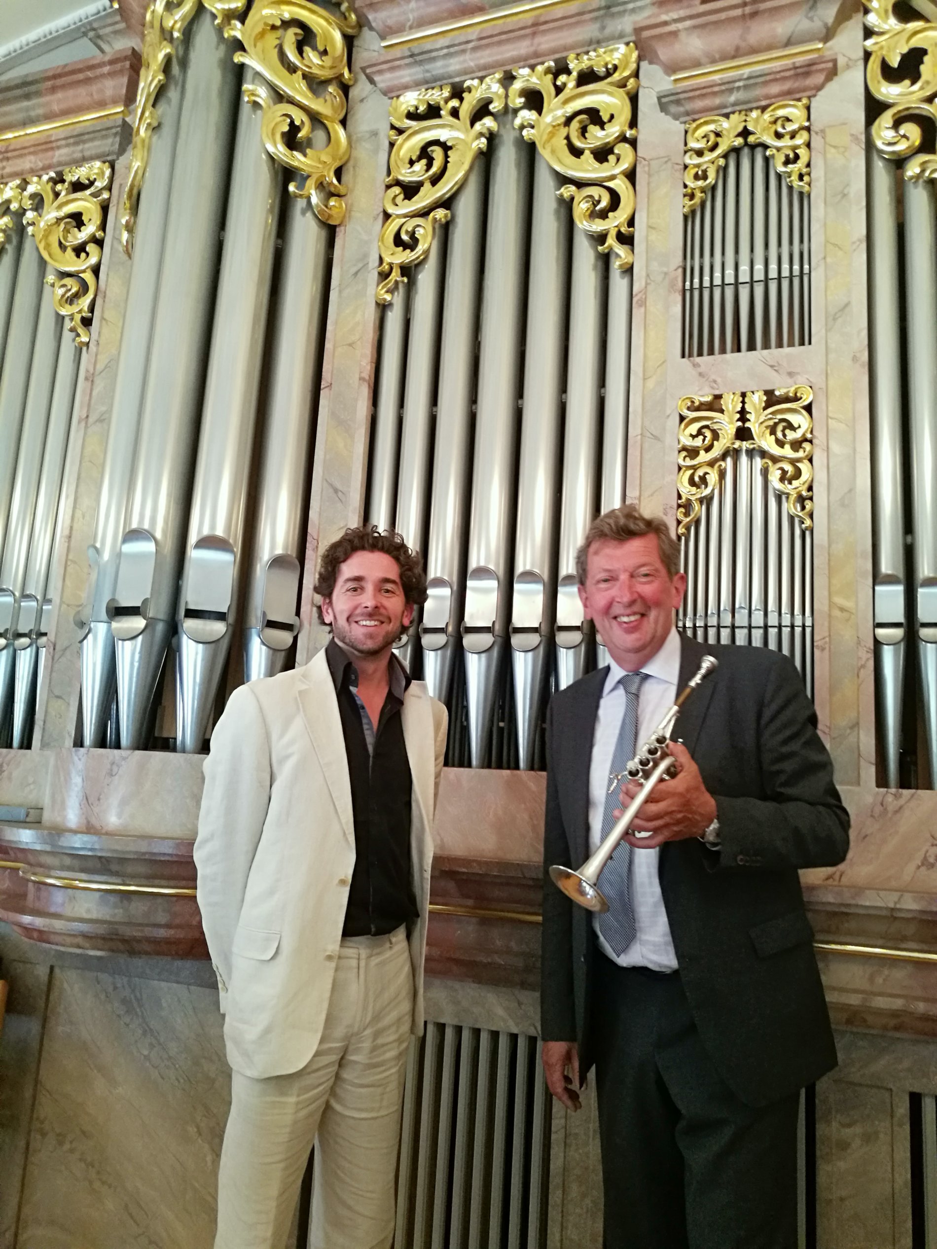Beide Künstler vor der Orgel