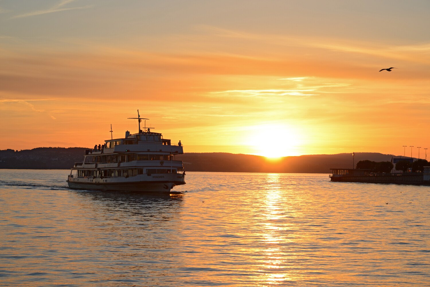 Schifffahrt auf dem Bodensee bei Sonnenuntergang