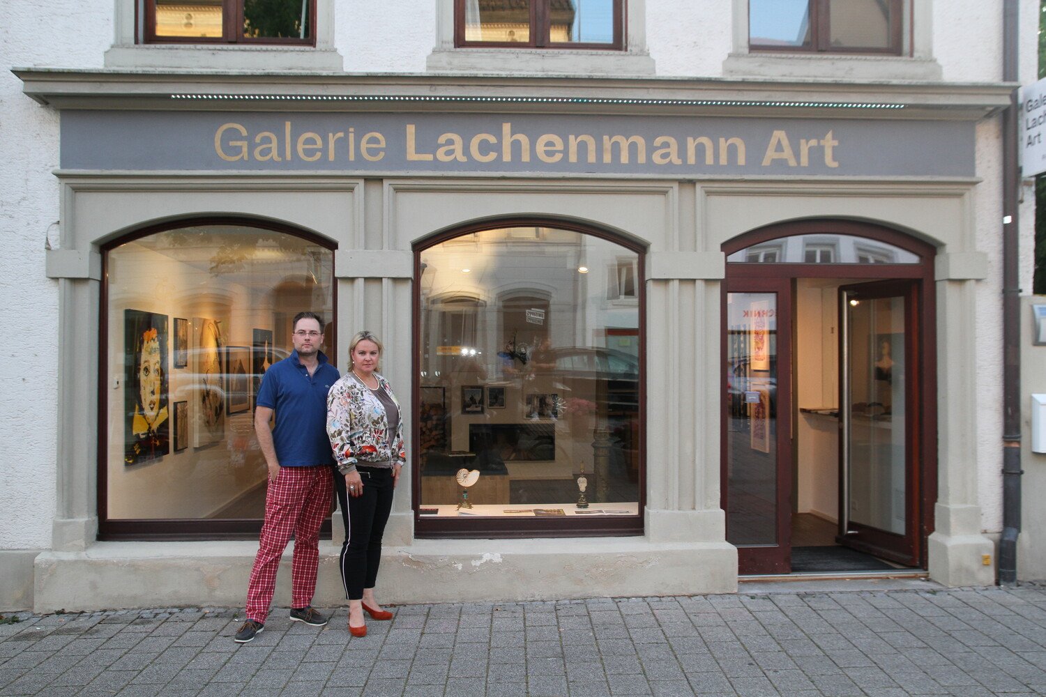 Das Inhaberpaar vor der Galerie Lachenmann