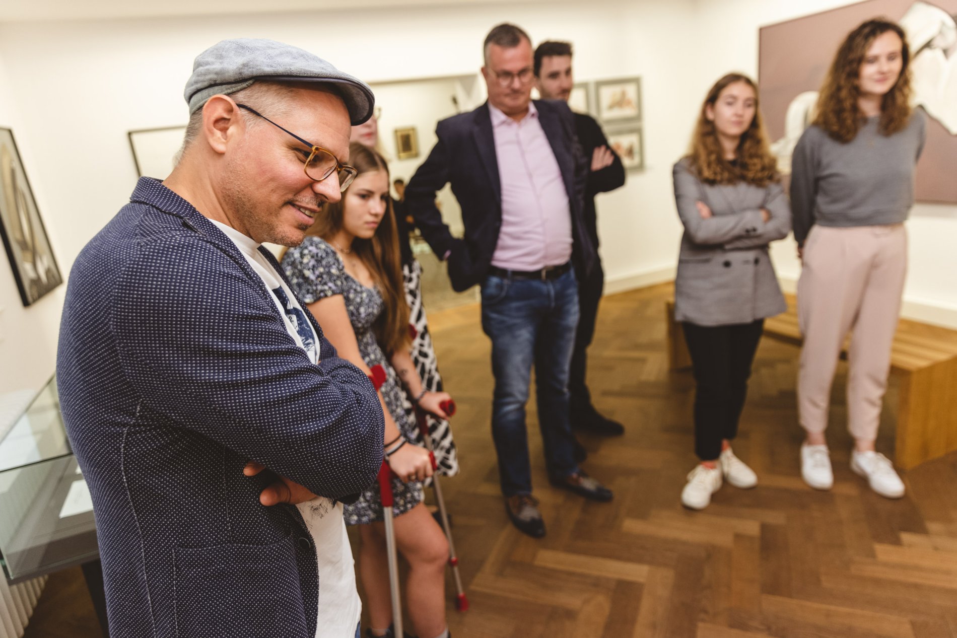 Besucher einer Führung in der Hochheimer Kunstsammlung