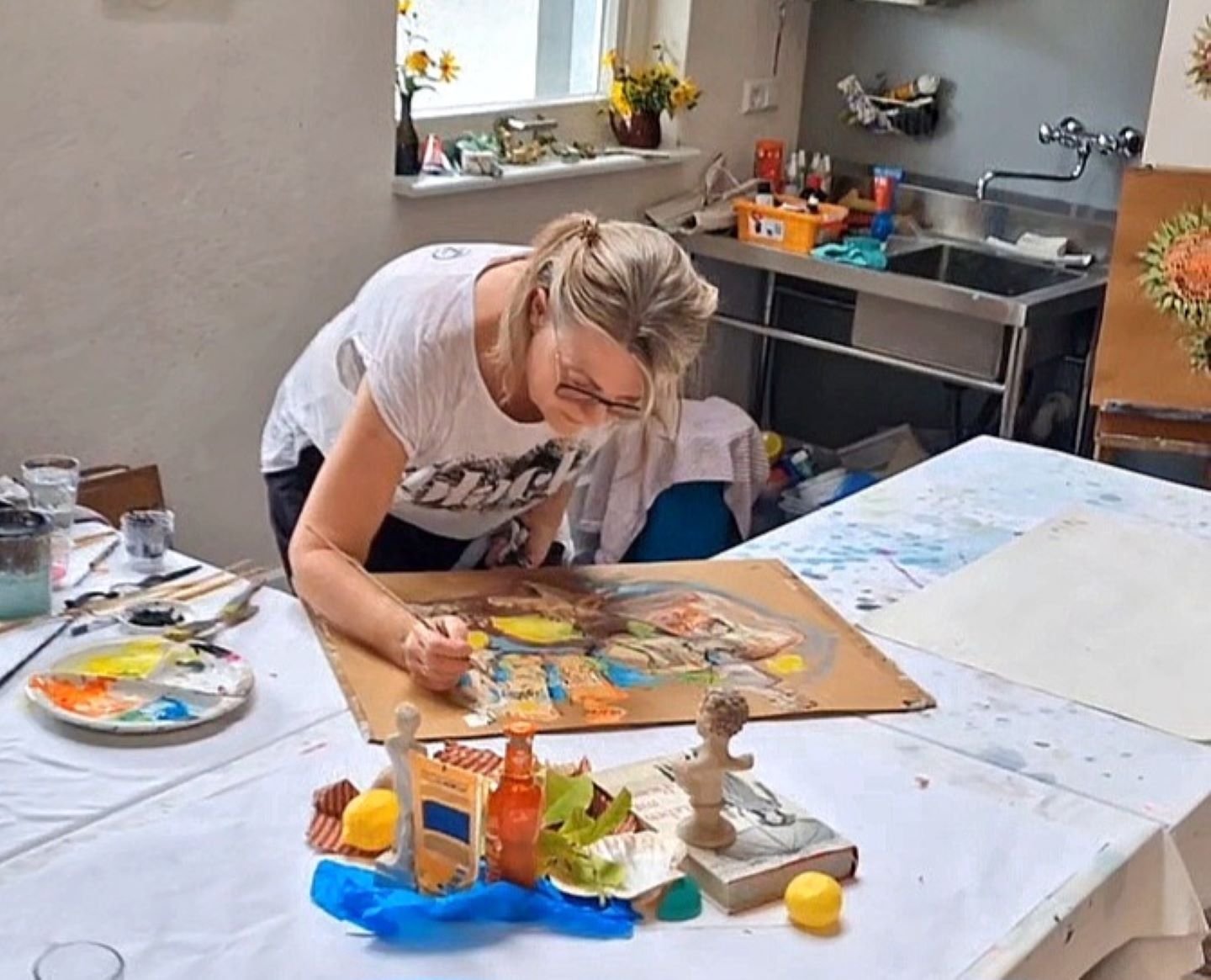 Heidi Reubelt in ihrem Atelier