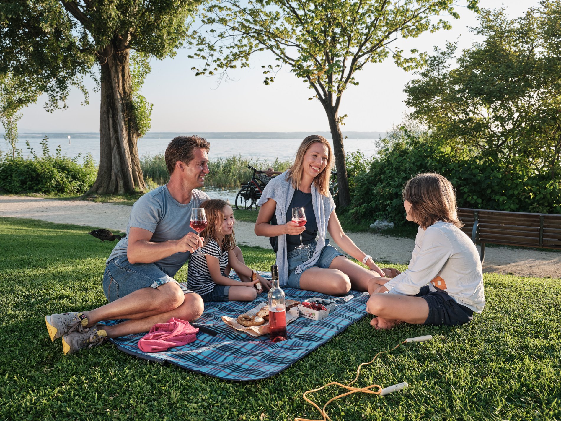 Familie beim Picknick am Landesteg in Immenstaad