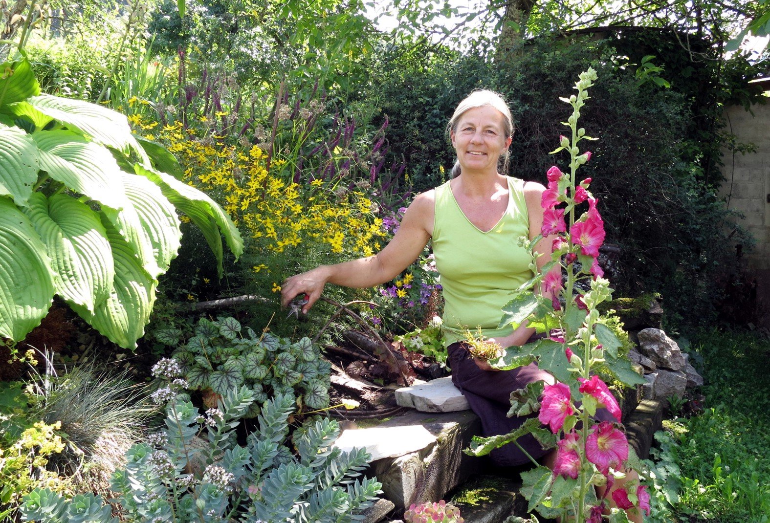 Gabi Kapp in ihrem Bauerngarten