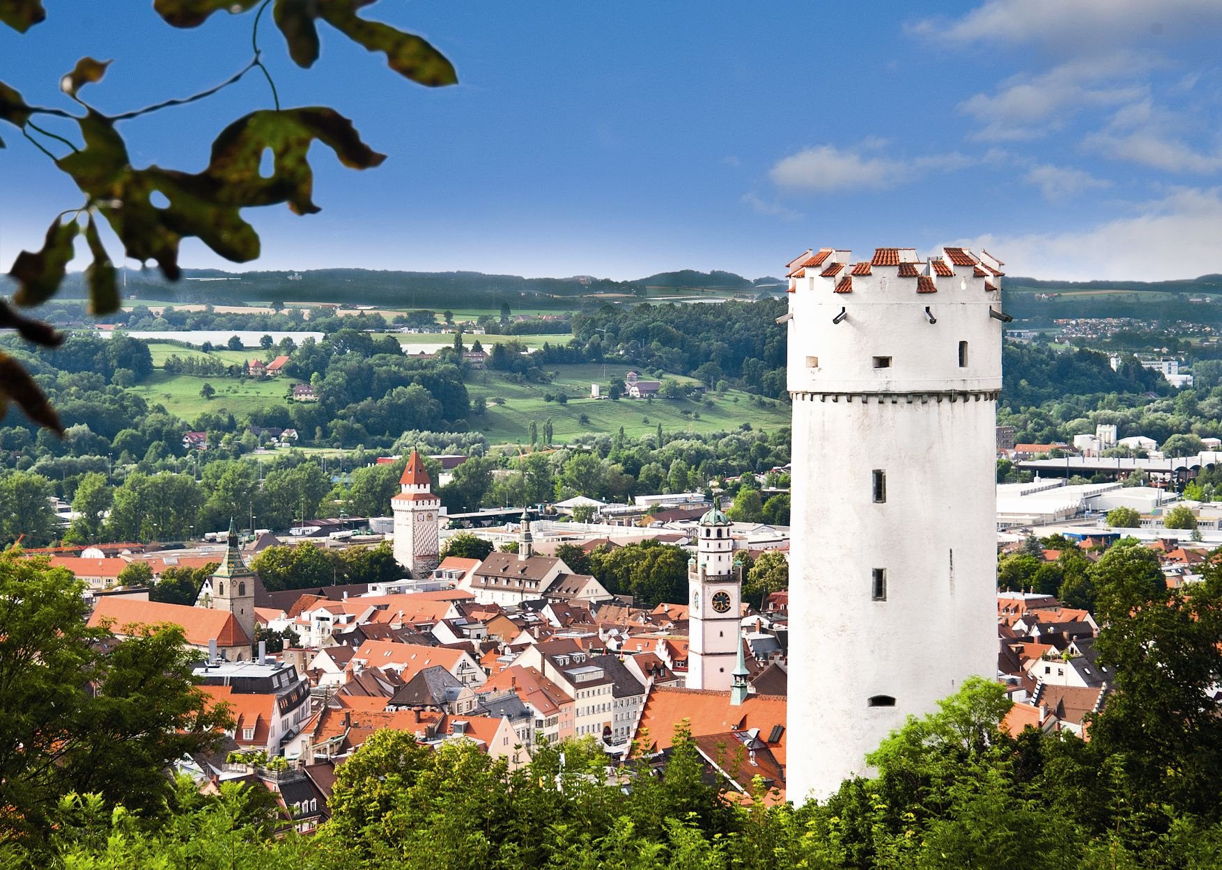Der Mehlsack auf der rechten Seite des Bildes mit der historischen Stadt Ravensburg im Hintergrund.