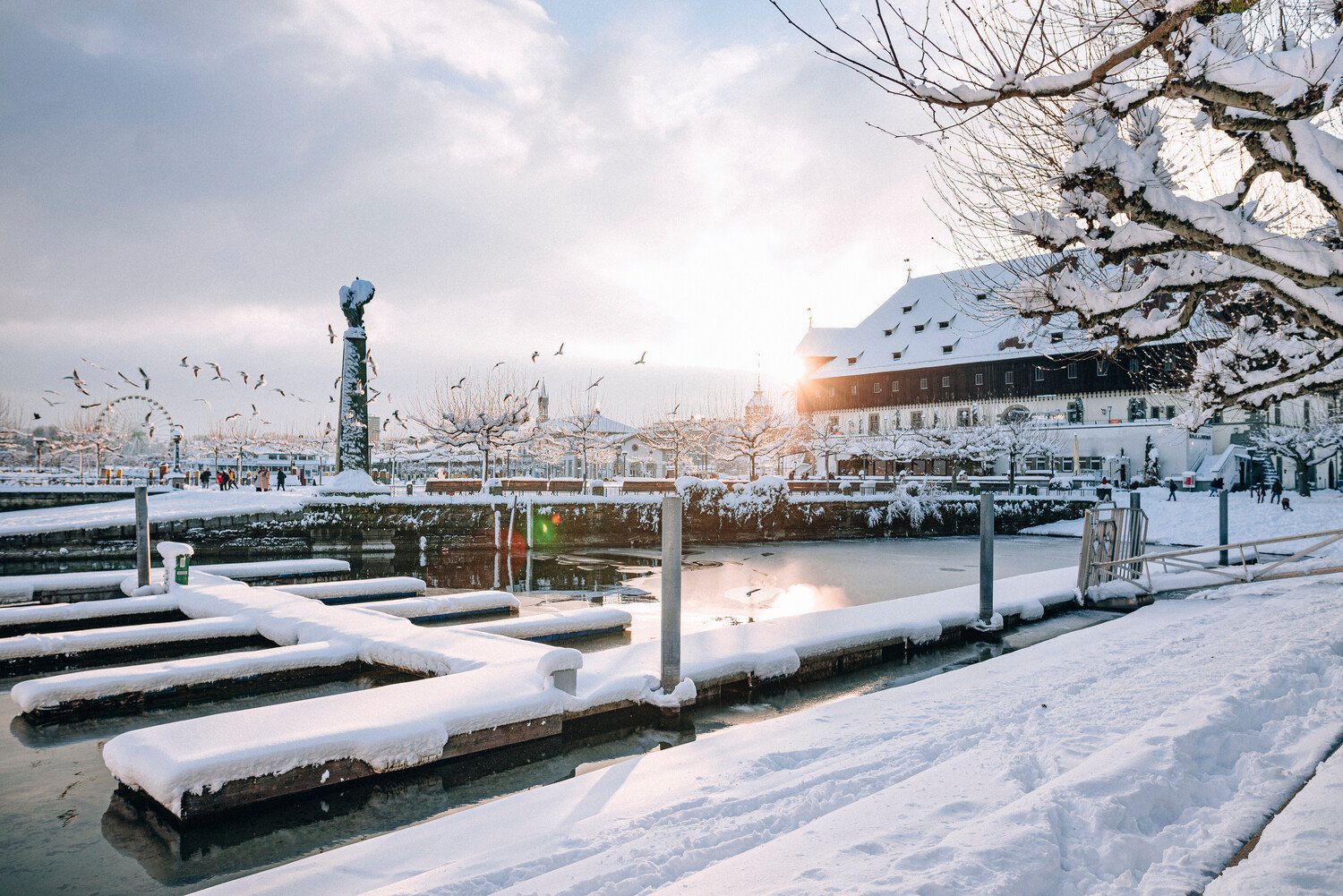 Schneebedeckter Gondelehafen in Konstanz