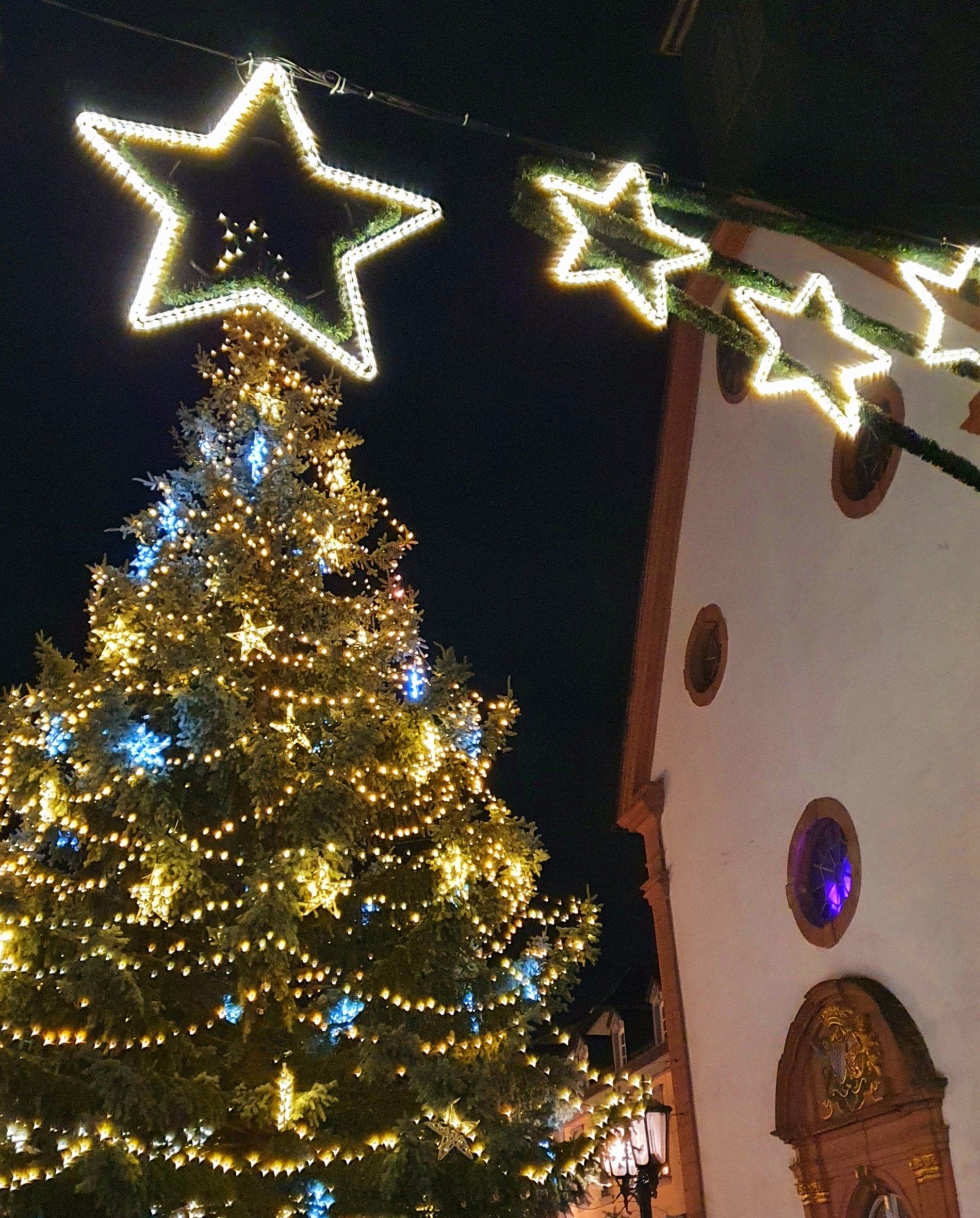 Geschmückter Weihnachtsbaum vor der Engelbertskirche