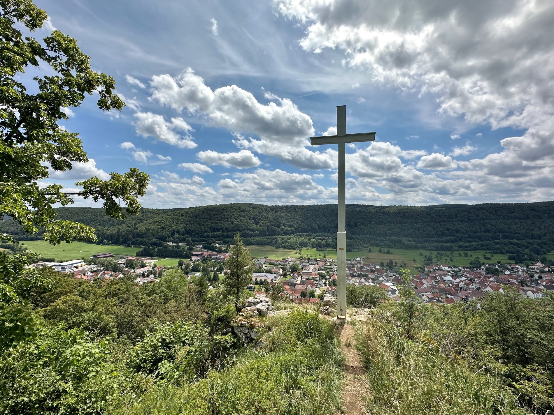 Blick vom Kreuzfelsen mit Holzkreuz auf Burladingen