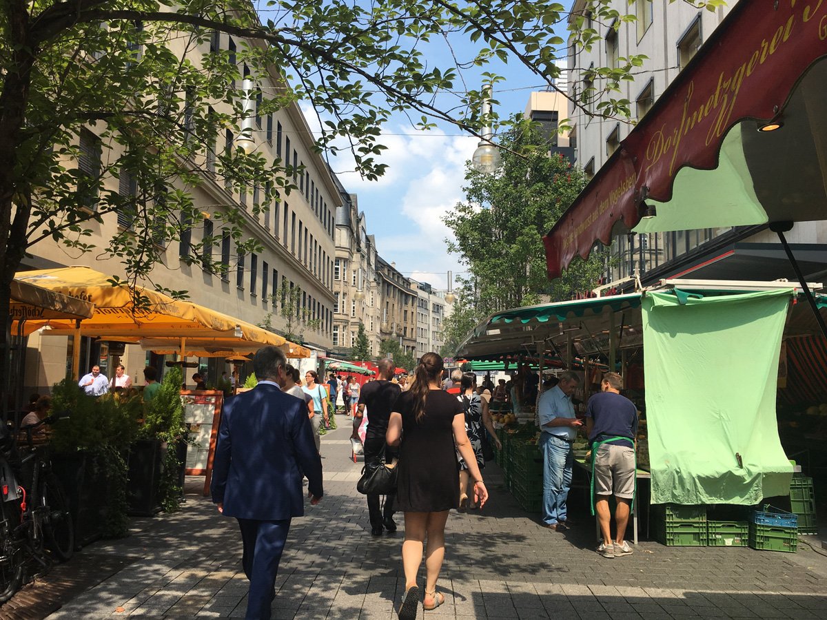 Weekly market at the Schillerstraße