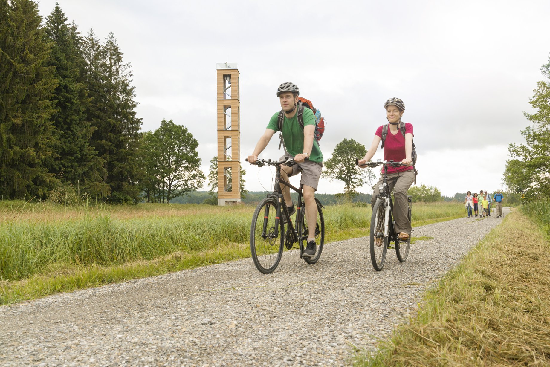 Zwei Radfahrer fahren in der Nähe des Bannwaldturms
