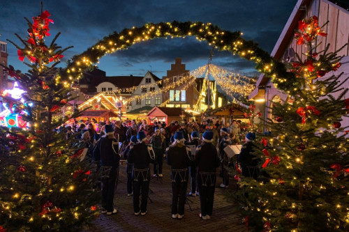 Der Spielmannszug Rödemis untermalt die Eröffnung des Husumer Weihnachtsmarktes musikalisch