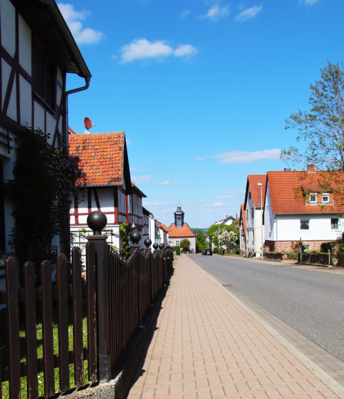 Blick auf die Hauptstraße der Hugenottensiedlung Frankenhain