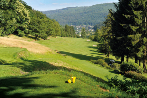 Golfplatz Bad Herrenalb mit Blick auf die Berge im Schwarzwald