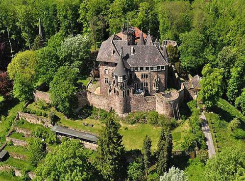 Blick aus der Vogelperspektive auf Schloss Berlepsch bei Witzenhausen im Geo-Naturpark Frau-Holle-Land