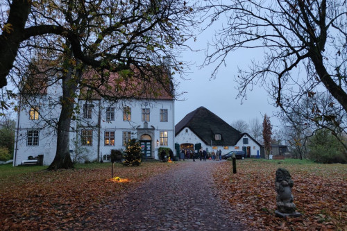 Das Herrenhaus Hoyerswort in Oldenswort im herbstlich-winterlichen Glanz