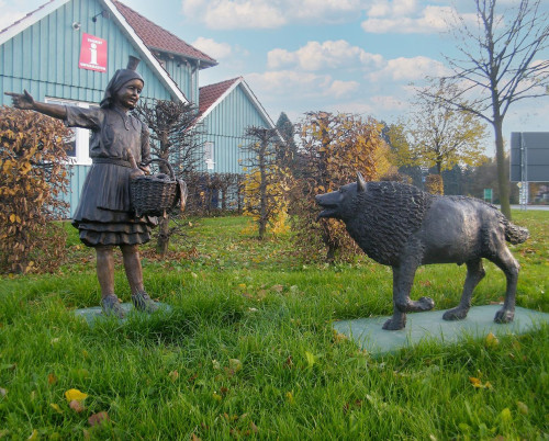 Rotkäppchen-Skulptur vor der Tourist-Info in Knüllwald