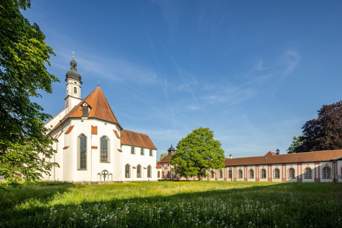 Kartause Buxheim Johannisgarten mit Kartausenkirche [Copyright: ]