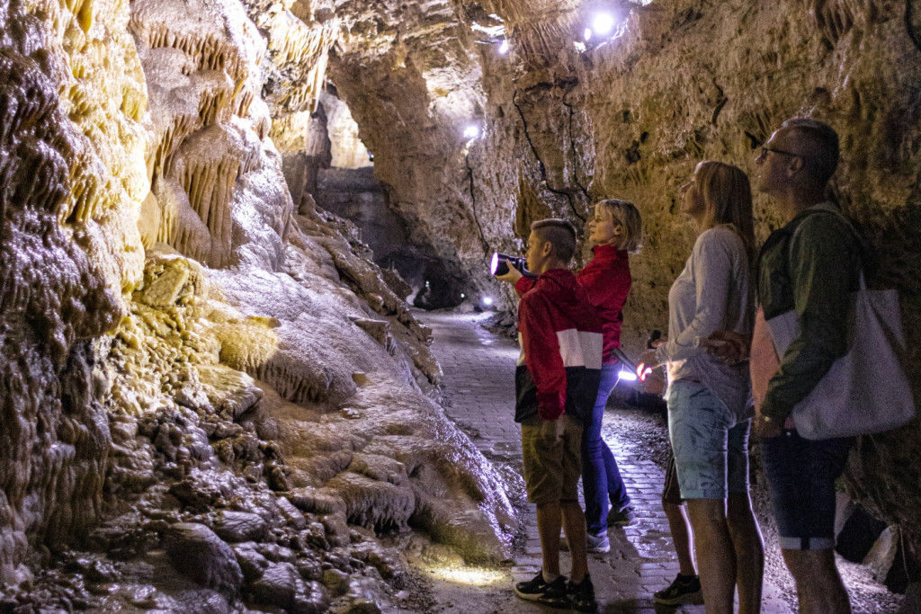 Besuchergruppe in der Eberstadter Tropfsteinhöhle / Odenwald