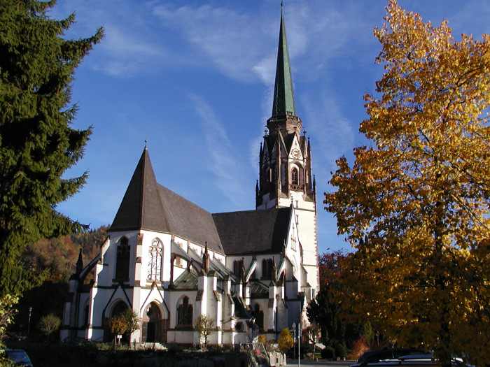 Die Schönauer Kirche Maria Himmelfahrt im Herbst [Copyright: ]