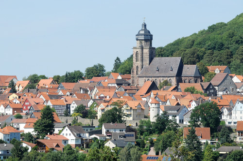 Reformationskirche St.Marien überragt die Dächer der Stadt Homberg (Efze)