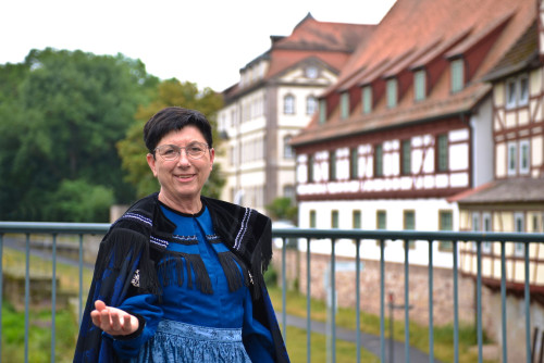 Stadtführerin auf der alten Fuldabrücke in Rotenburg an der Fulda