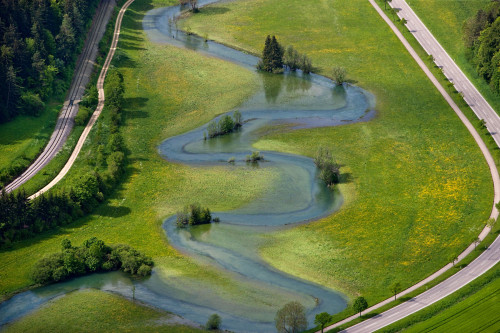 Luftbild des Laucherttals bei Hochwasser