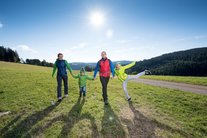 Familie beim Wandern [Copyright: Hochschwarzwald Tourismus GmbH]