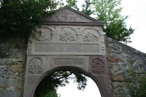 Portal zum katholischen Friedhof in der Ippinghäuser Strasse