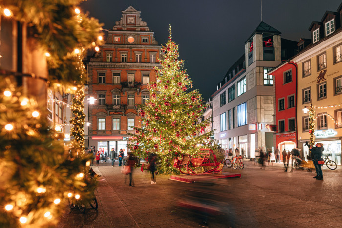Konstanz-Winter-Weihnachtsbeleuchtung-Tannenbaum-Marktstaette-Abendstimmung-Innenstadt-07_Winter_Copyright_MTK-Leo-Leister [Copyright: © MTK / Leo Leister]