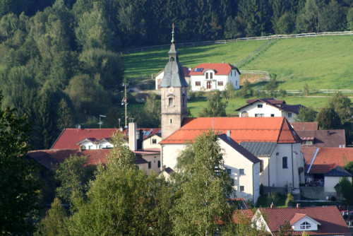 Blick auf die Pfarrkirche Zenting in der Region Sonnenwald im Bayerischen Wald