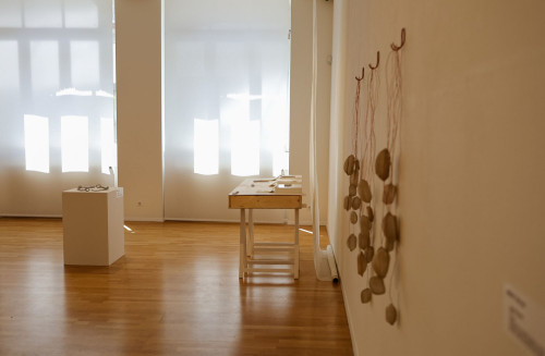 Ausstellungsraum des Saarländischen Künstlerhaus Saarbrücken mit Kunstwerken an der Wand und auf tischhohen Sockeln, Stand 07/2023