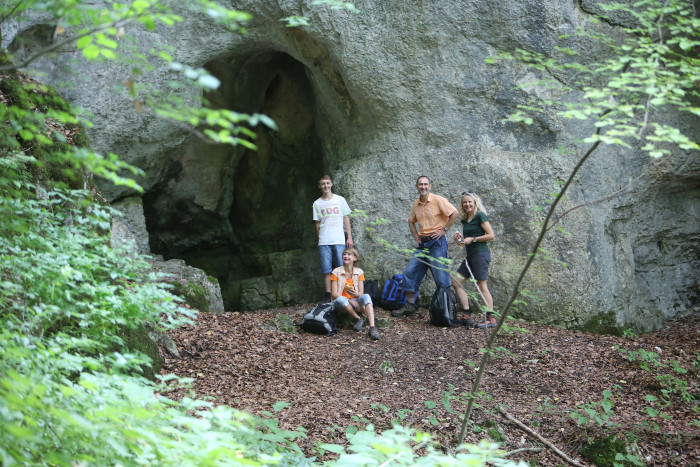Pause vor der Wassersteinhöhle [Copyright: Bad Urach Tourismus]