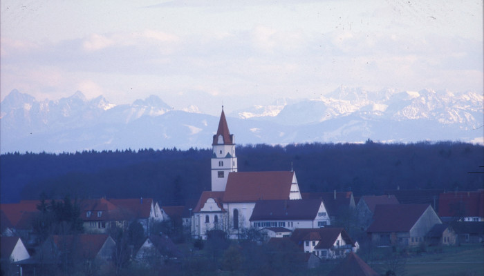 Justinger Kirche Bergblick [Copyright: Rainer Moser]