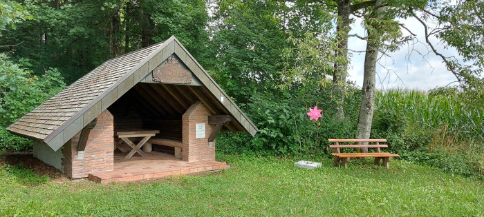 Ernst-Ruisinger-Hütte mit Skulptur "Windiger Herzbube" [Copyright: Nationalparkregion Schwarzwald - Freudenstadt]