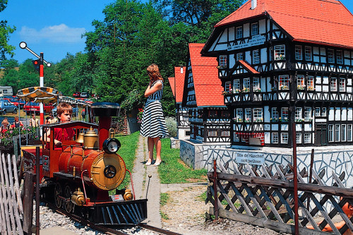 Kindereisenbahn und Miniaturdorf