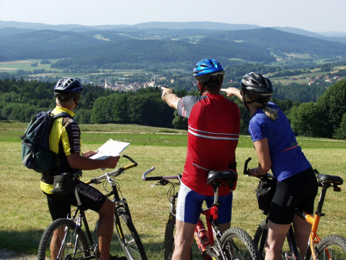 Mountainbiker mit Blick über das Waldmünchner Urlaubsland