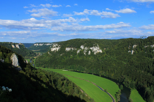 Panorama-Aussicht vom Eichfelsen in Irndorf in das Donautal. Im Hintergrund Schloss Werenwag