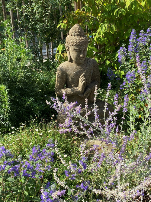 Stein-Buddha im Garten Gerard