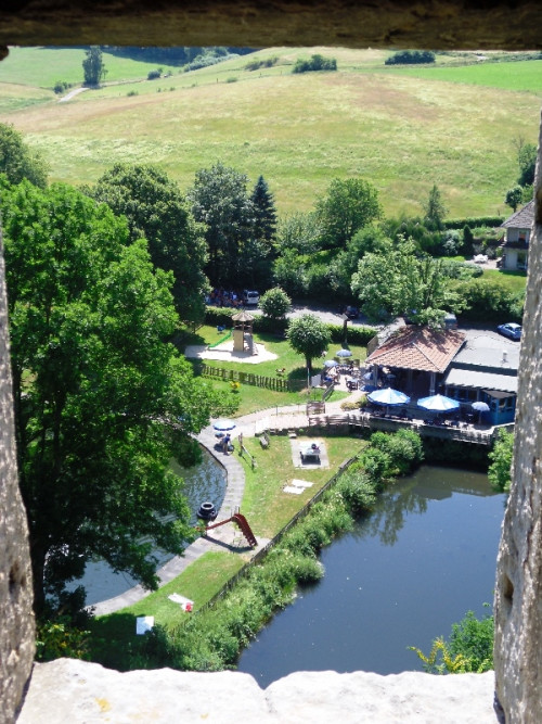 Blick von der Burg Wallenstein auf das Naturschwimmbad