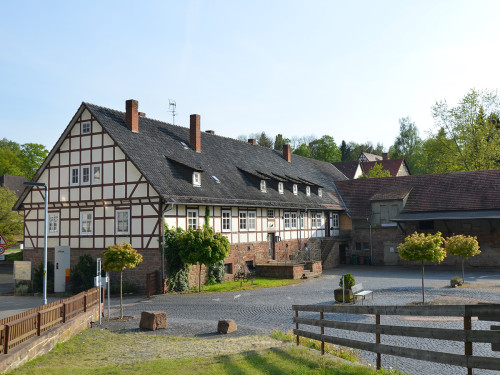 Blick vom Parkplatz auf Fachwerkgebäude des Klostermuseum Merxhausen