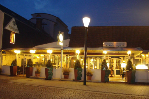 Das Restaurant Wiesendanger am abendlichen Husumer Hafen