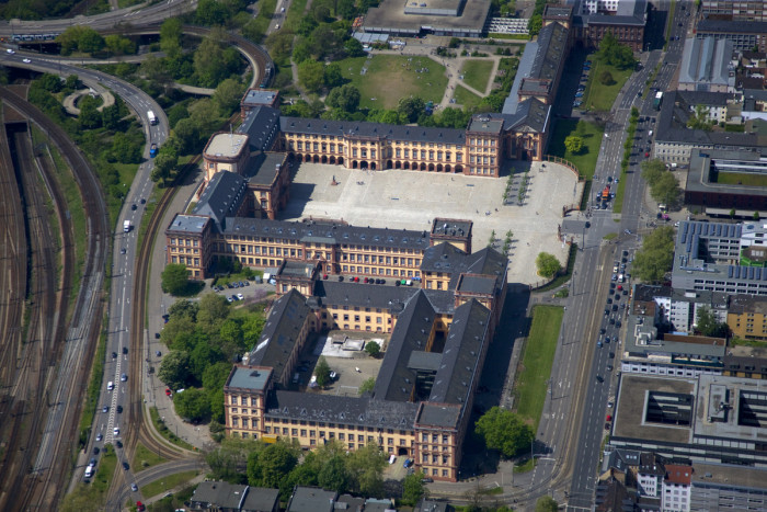 Sie bauten ein Schloss für Mannheim [Copyright: ]