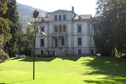 Villa Schriever mit Rosenskulptur