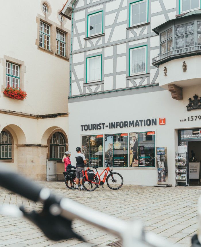 Radfahrer vor der Tourist Info [Copyright: Schwäbische Alb Tourismus]