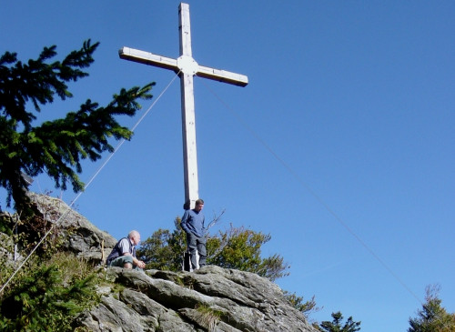 Gipfelkreuz am Dreitannenriegel bei Deggendorf beim Anstieg