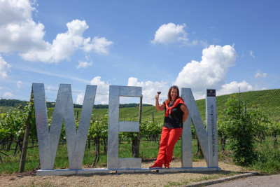 Weinausschank mit WEIN-Fotospot im Bühl | Dame mit Weinglas