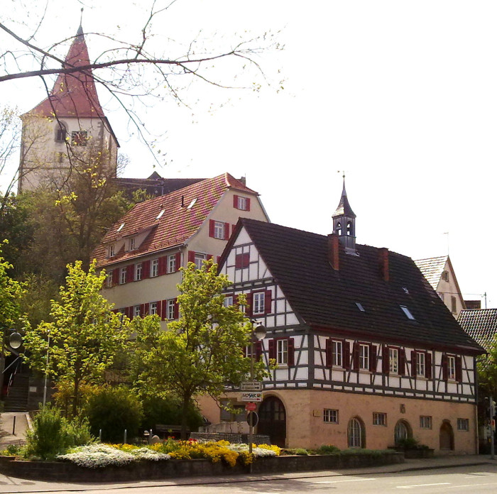 Beihingen altes Rathaus altes Schulhaus Amanduskirche [Copyright: Von Midmaaoty - Eigenes Werk, CC BY-SA 3.0, https://commons.wikimedia.org/w/index.php?curid=30997039]